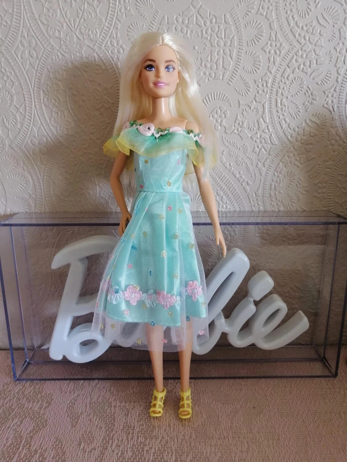 Jolie Barbie dans une tenue pastel